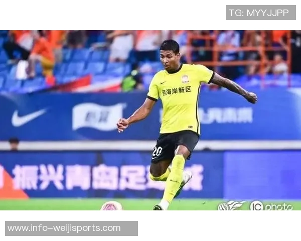 青岛西海岸球员杨希即将加盟上海海港引发关注与期待