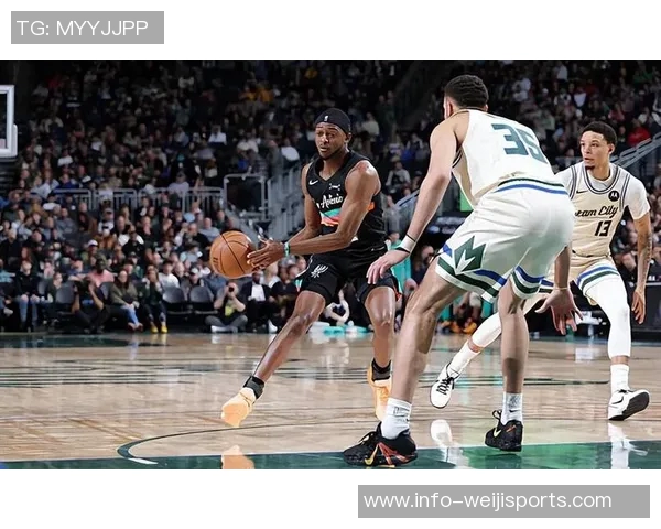 福克斯半场表现抢眼4投2中斩获13分2篮板2助攻罚球全中助力球队